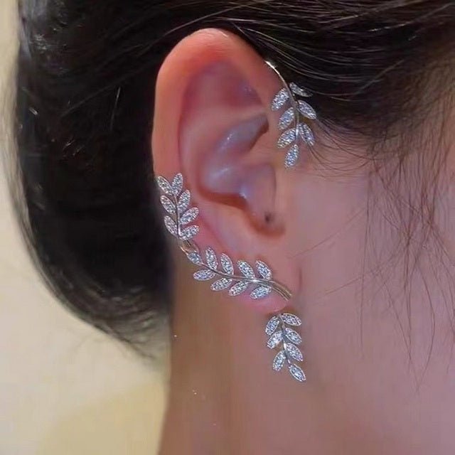Beautiful women's delicate clip-on earrings, adjustable, piercing-free, an essential fashion accessory.