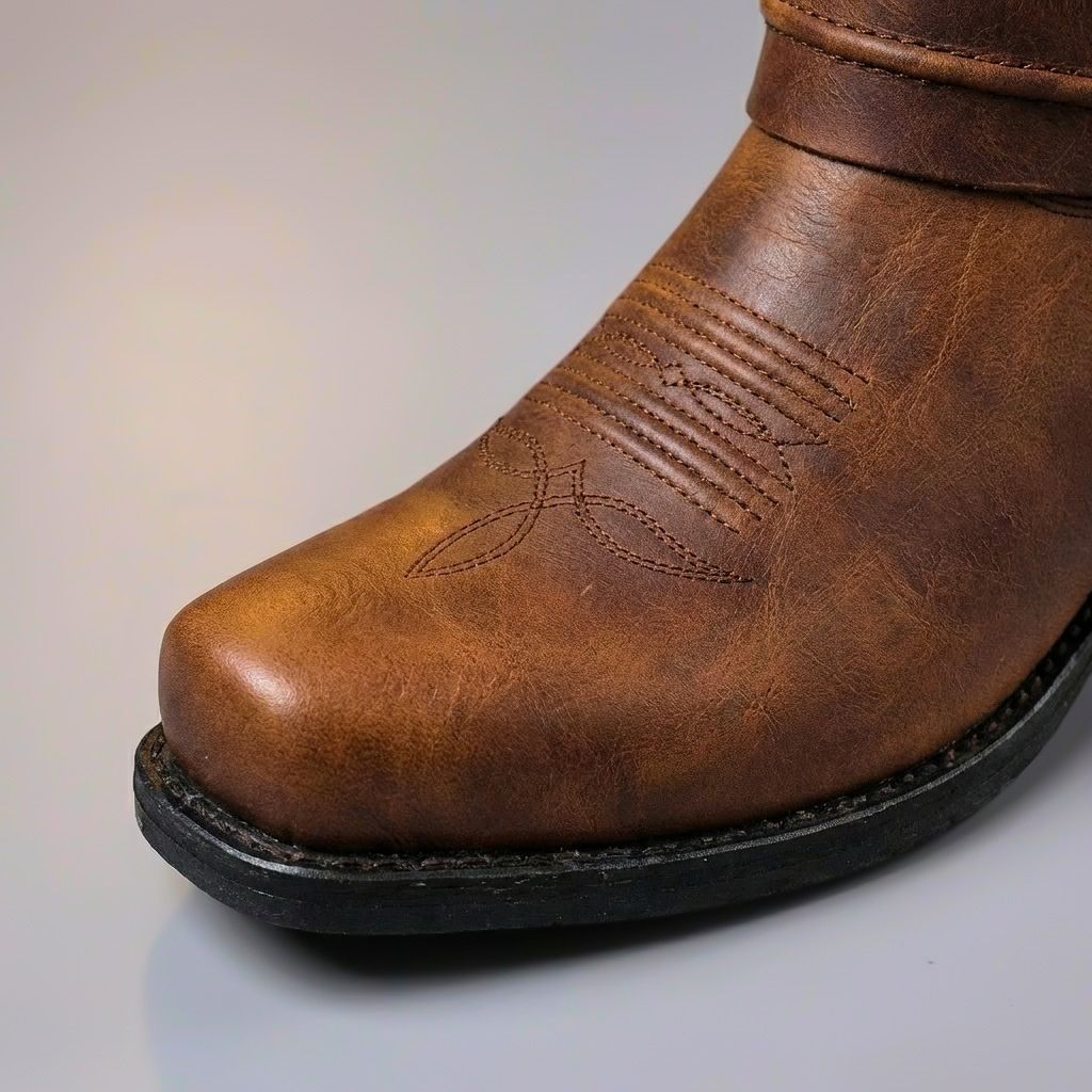 Stylish men's leather ankle boots for travel, providing comfortable and durable support for long journeys.
