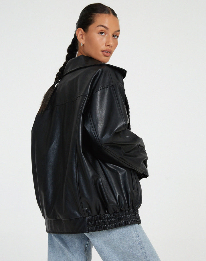 Timeless women's black leather-look jacket, an everyday classic with a comfortable, oversized fit.