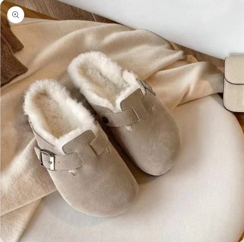 Stylish unisex summer slip-on clogs. Minimalist design for versatile casual wear.