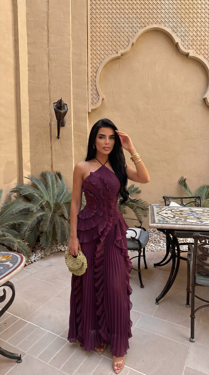 Sophisticated evening gown, women's halterneck maxi style with a beautiful ruffle and a distinctive asymmetric hem.