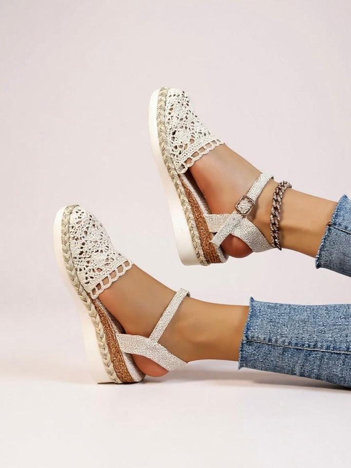 Comfortable women's open-toe crochet sandals with espadrille flatform for casual summer wear.