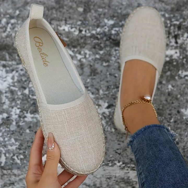 Stylish women's espadrille flats with a lightweight design, ideal for casual summer outfits.