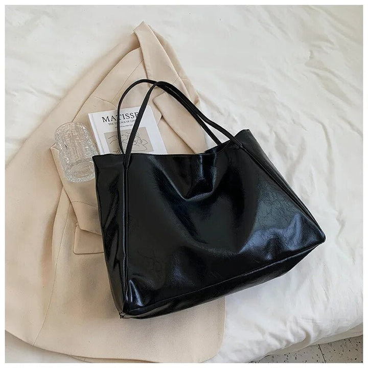 Everyday classic PU leather tote for women, a retro large-capacity shoulder bag perfect for any outfit.