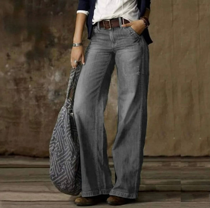 Comfortable high-rise vintage jeans for women, in classic blue denim, ideal for effortless style & casual everyday fashion.