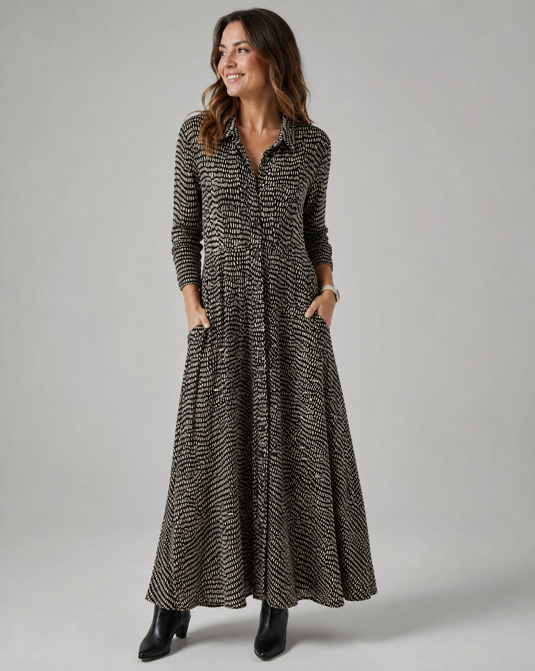 Women's relaxed fit V-neck maxi dress, perfect for casual summer days. Flowing fabric & comfortable style.