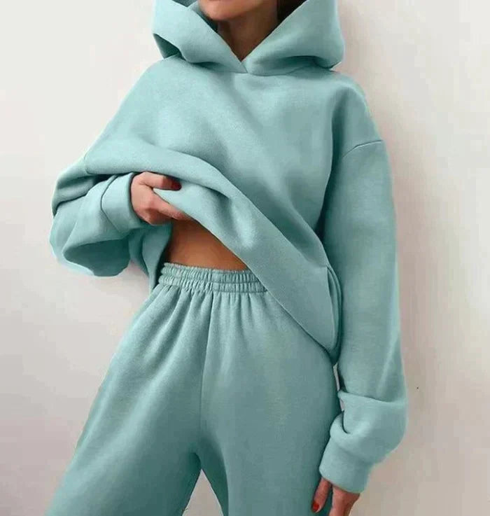 Women's comfortable two-piece jogging set in soft fabric, perfect for activewear or casual loungewear.