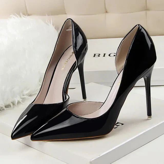 Elegant black orthopedic pumps for women, offering arch support & all-day comfort.