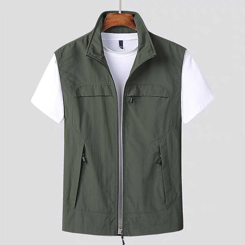 Active men's water-resistant gilet, perfect for layering during hikes or casual outdoor wear, offers durability.