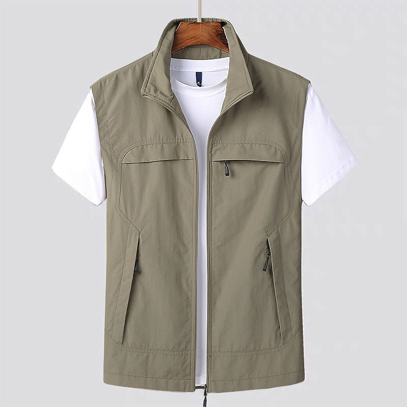 Stylish men's sleeveless jacket, water-resistant and casual, great for everyday wear, travel, or light outdoor adventures.