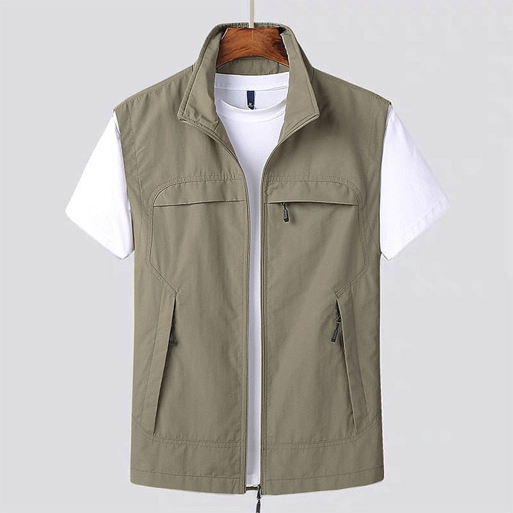 Stylish men's sleeveless jacket, water-resistant and casual, great for everyday wear, travel, or light outdoor adventures.