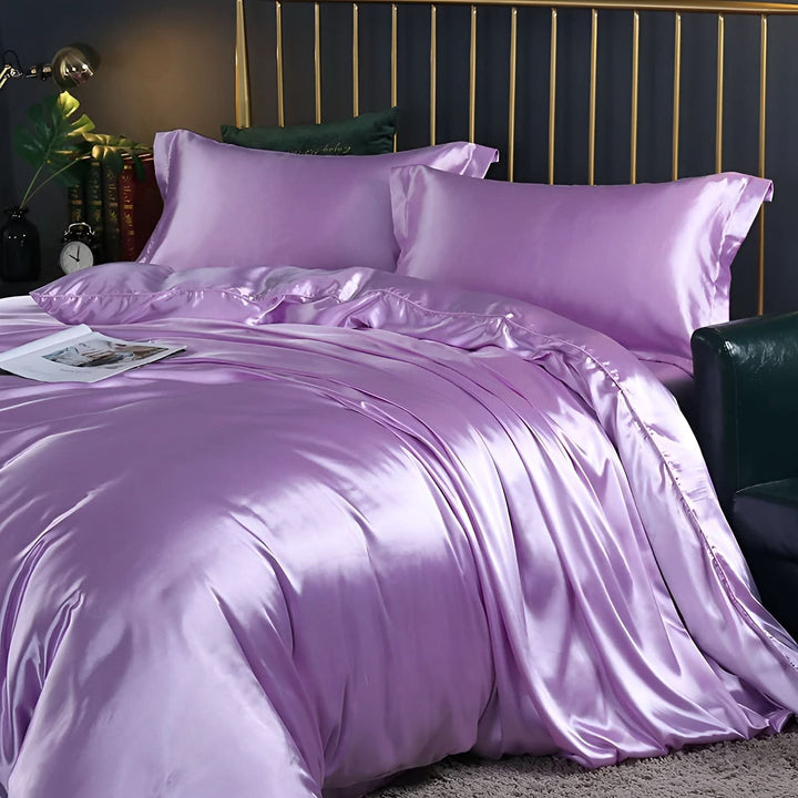 Elegant Mulberry silk bedding for a luxurious bedroom. Soft & smooth sleep.