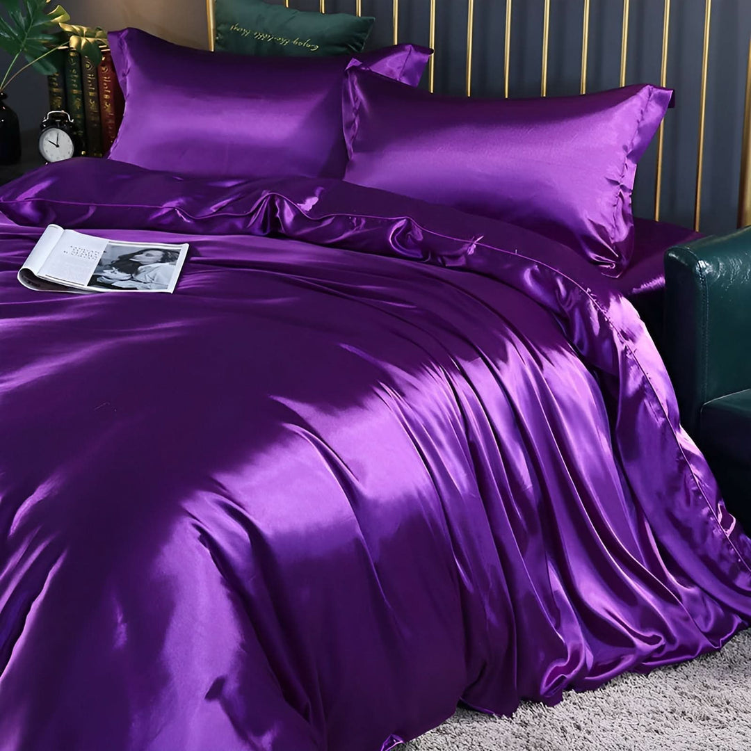 High-quality Mulberry silk duvet cover & pillowcases set. Premium bedroom decor.