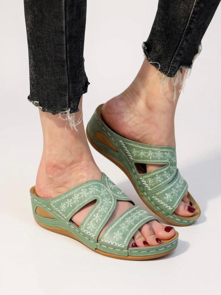 Embroidered women's slides, fashionable and comfortable slip-on sandals for summer.