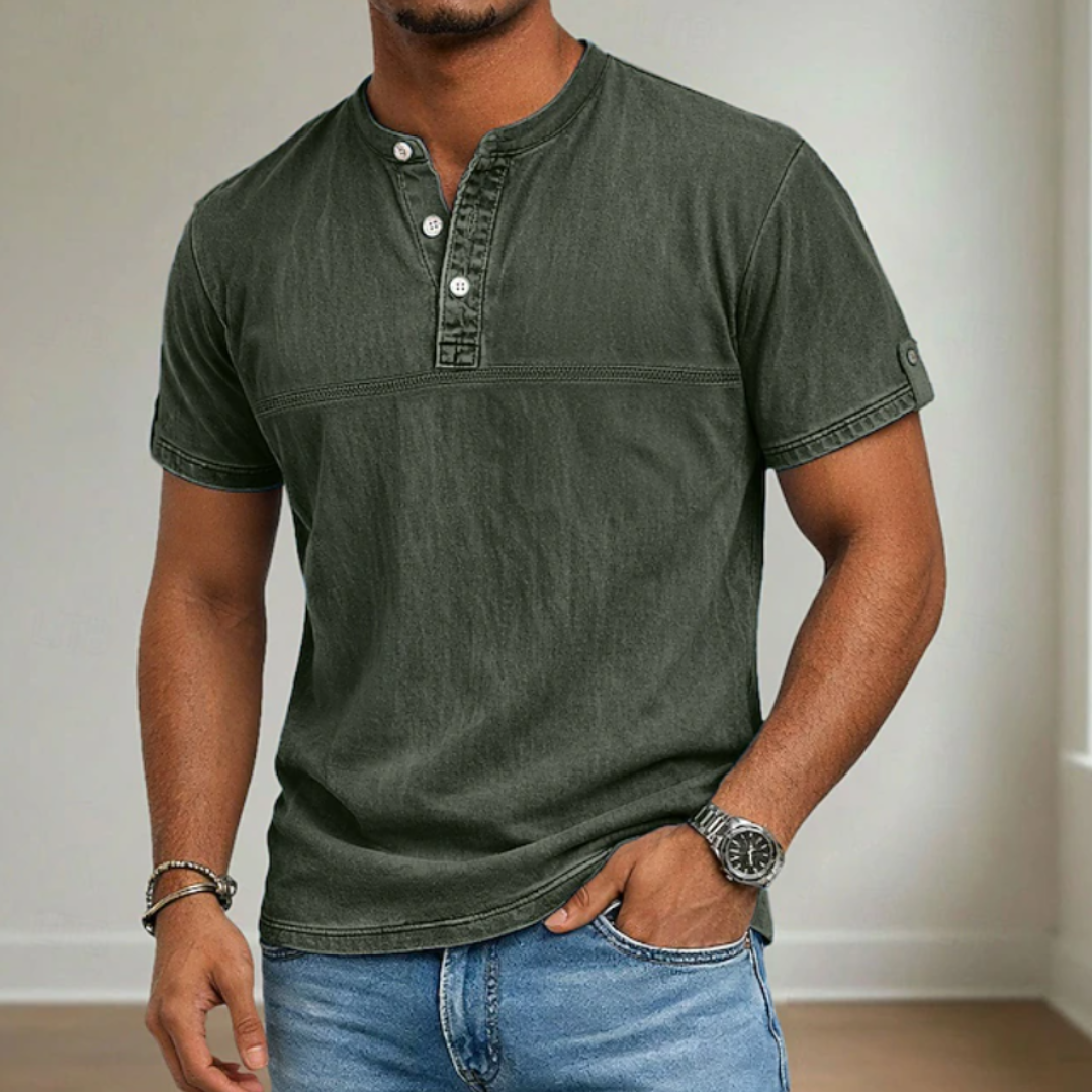 Essential men's short sleeve casual shirt, featuring a modern stand collar for versatile summer fashion.