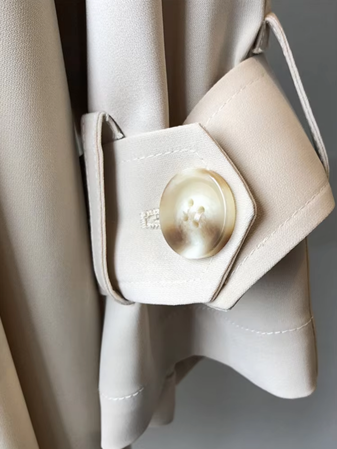 Back view of a women's classic long waterproof trench coat, perfect for versatile spring and autumn elegant fashion.