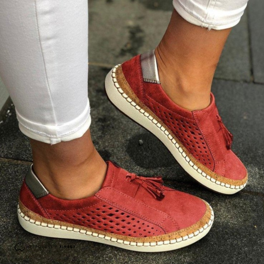 Versatile women's slip-on casual shoes, featuring breathable fabric & a supportive cushioned design.