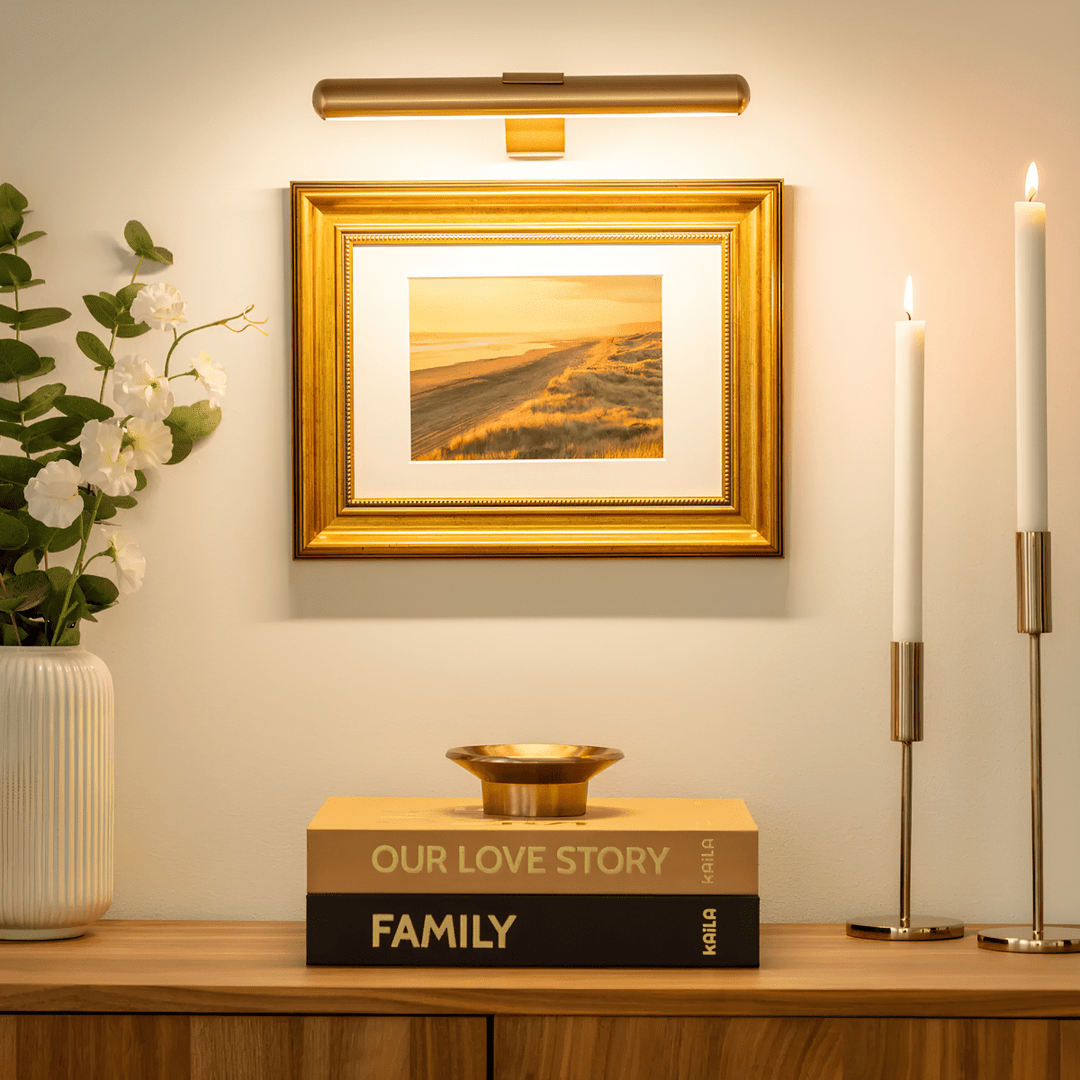 Rechargeable LED art lamp, wireless & dimmable wall light. Provides convenient, sleek lighting for any artwork.
