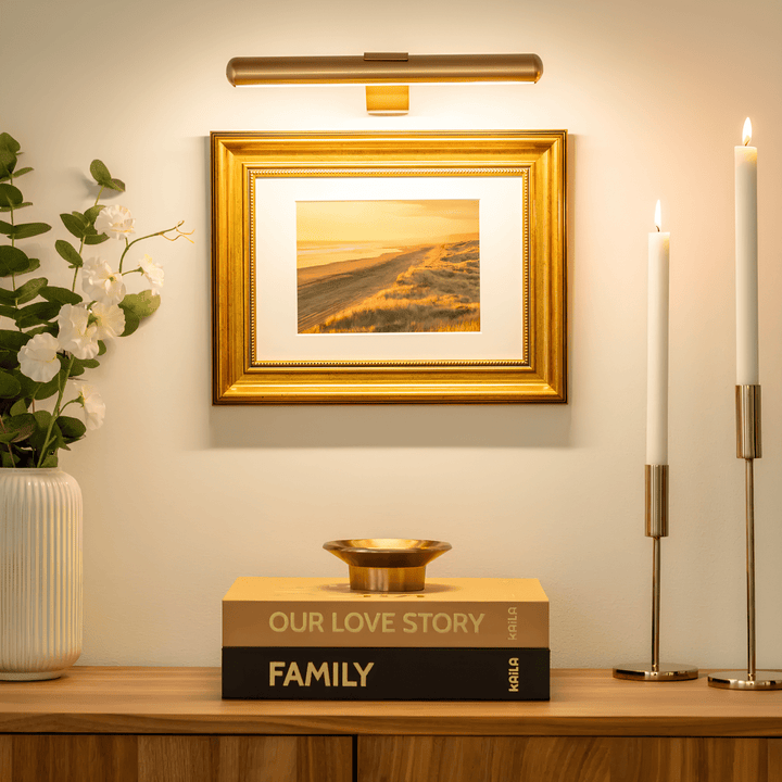 Rechargeable LED art lamp, wireless & dimmable wall light. Provides convenient, sleek lighting for any artwork.