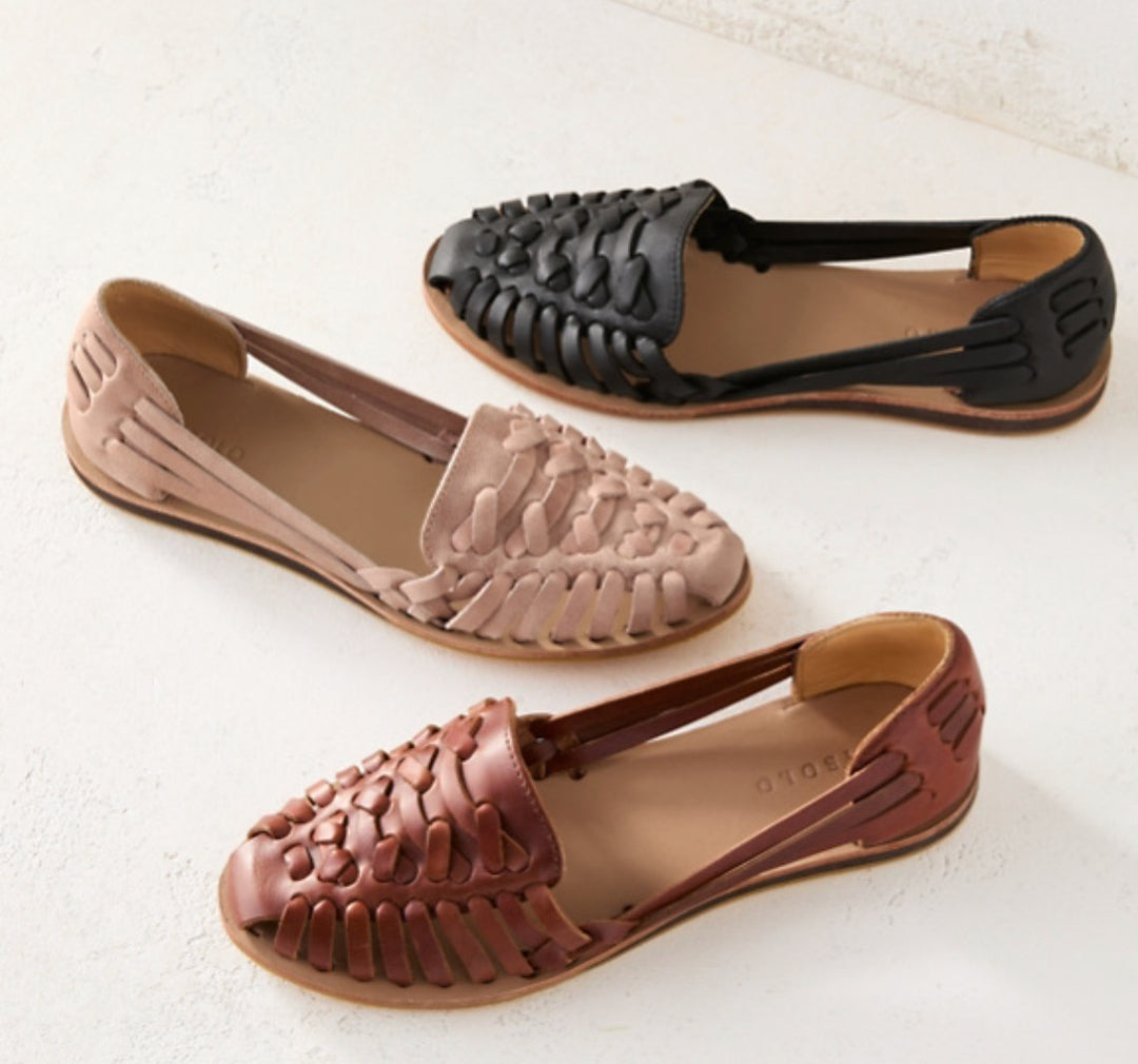 Stylish women's closed-toe slip-on sandals featuring a woven design & flat sole for easy, comfortable summer wear.