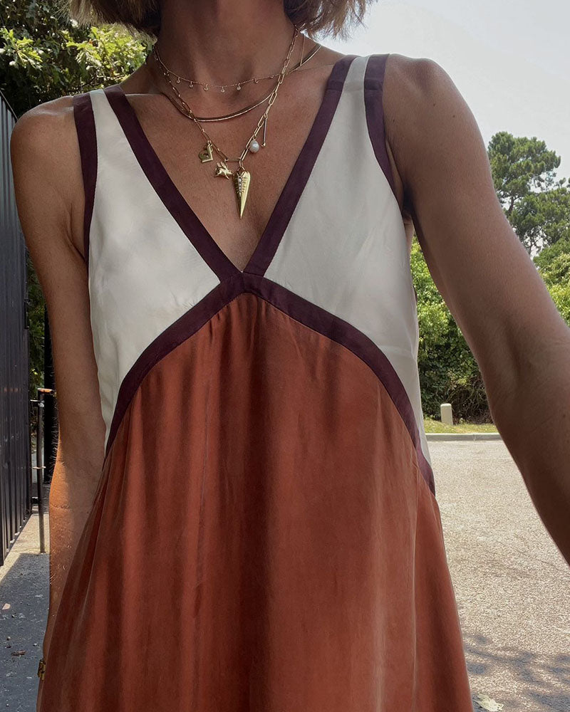 Comfortable women's color block maxi dress with V-neck, combining elegance and stylish versatility.