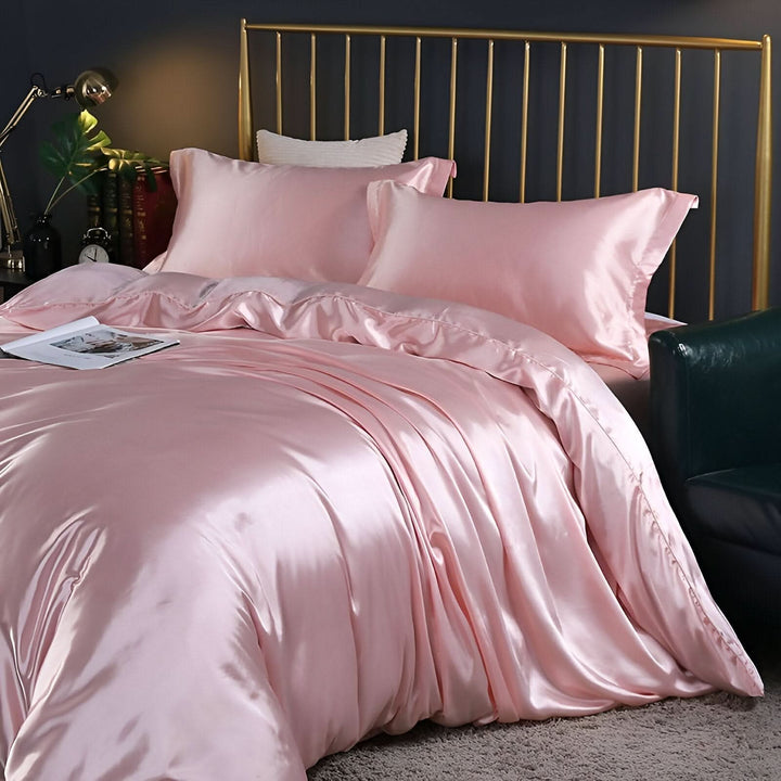 Stylish Mulberry silk bedding set. Elevate your bedroom aesthetics with luxury.