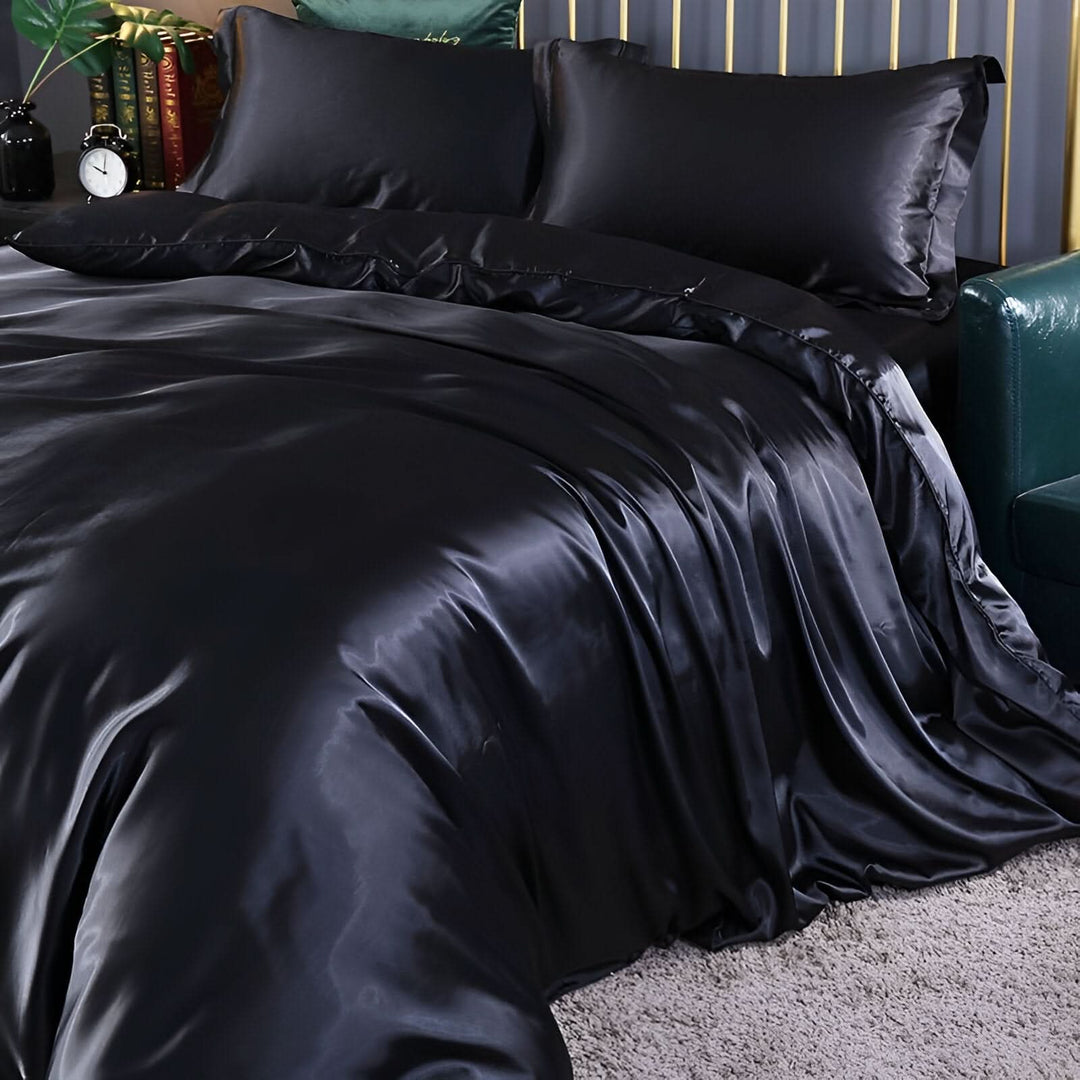 High-quality Mulberry silk bedding. Hypoallergenic & temperature-regulating features.