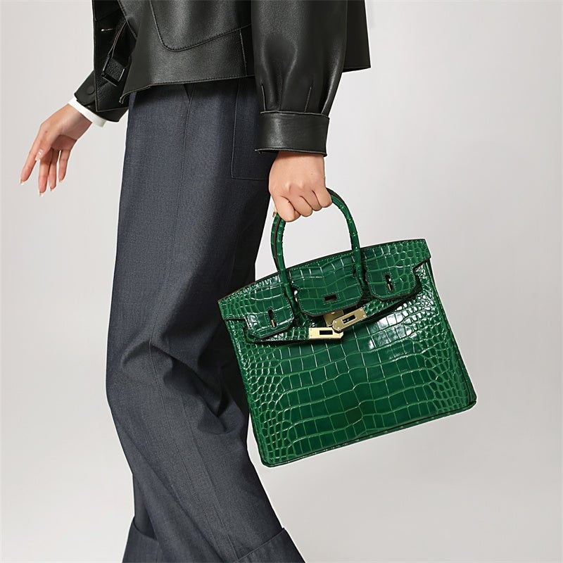 Versatile women's elegant leather handbag; ideal as a shoulder bag or a trendy crossbody.