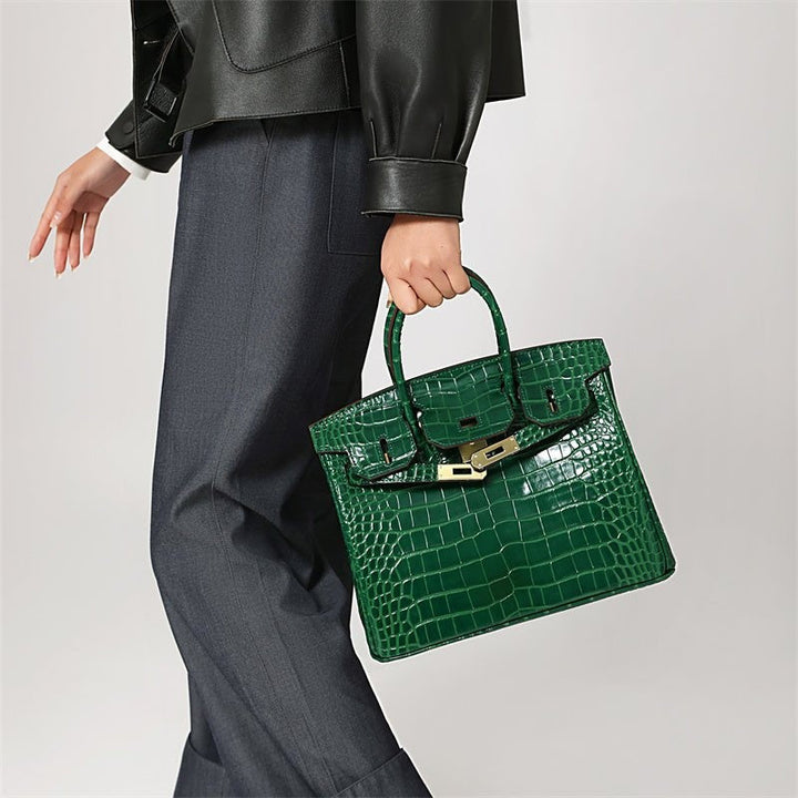 Versatile women's elegant leather handbag; ideal as a shoulder bag or a trendy crossbody.