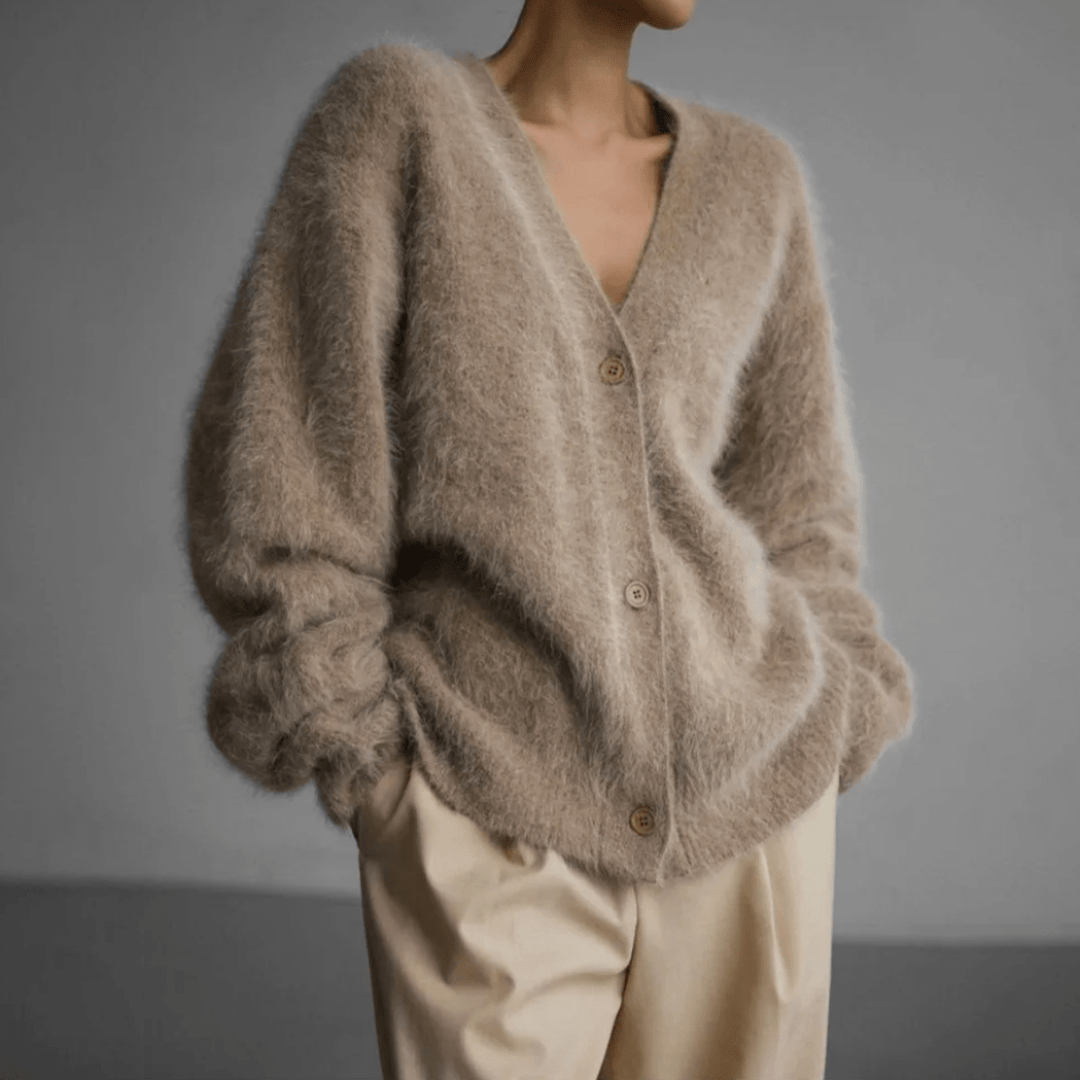 Soft & fluffy women's cardigan, ideal for a relaxed fit and cozy comfort. Elegant autumn fashion.