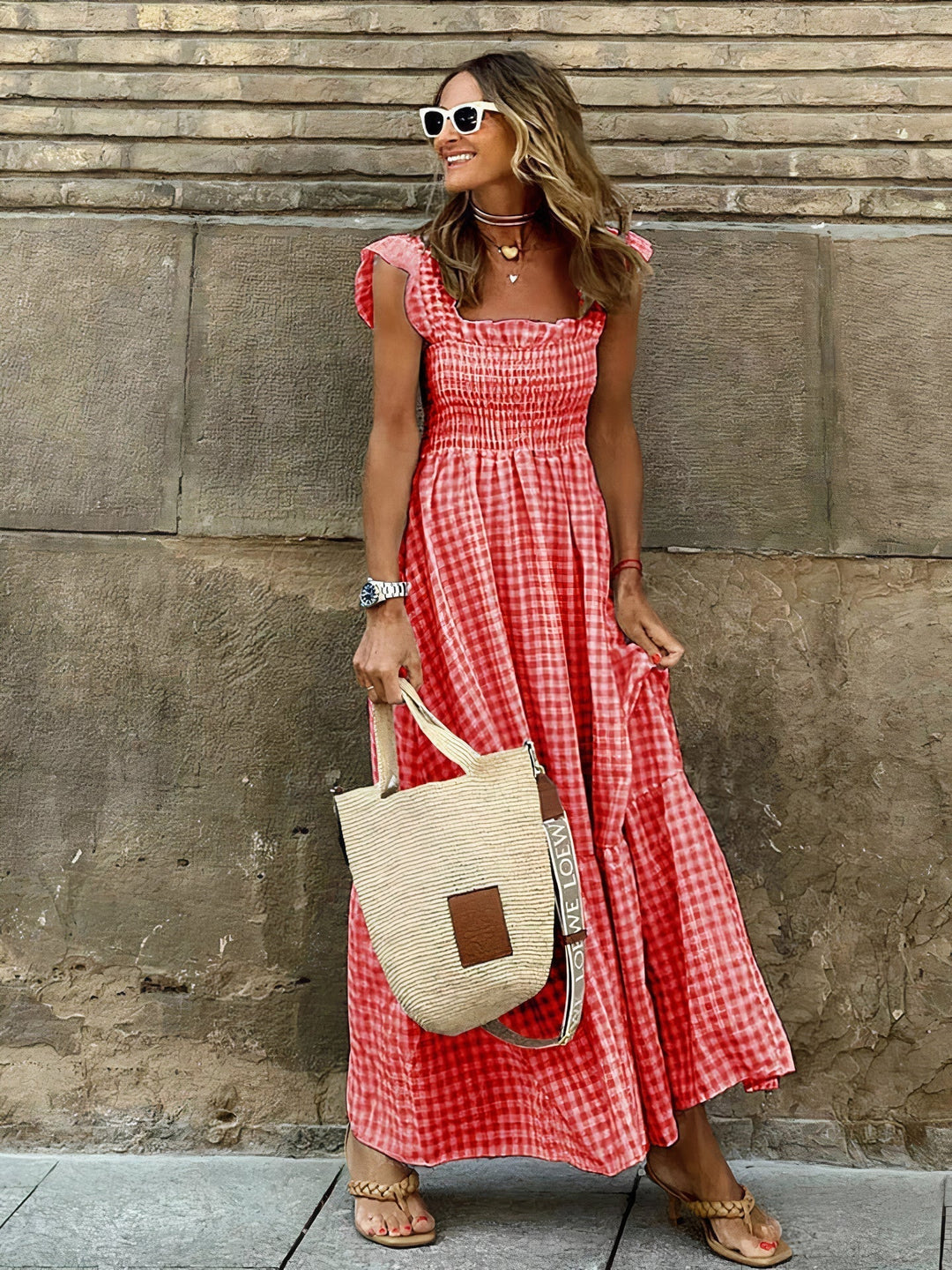 Versatile women's checkered maxi dress, ideal for an elegant casual look from day to night. Comfortable & stylish.