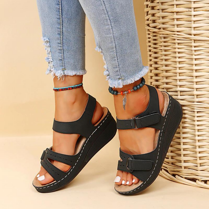 Comfortable women's walking sandals with foot support, ideal for summer and pain relief.