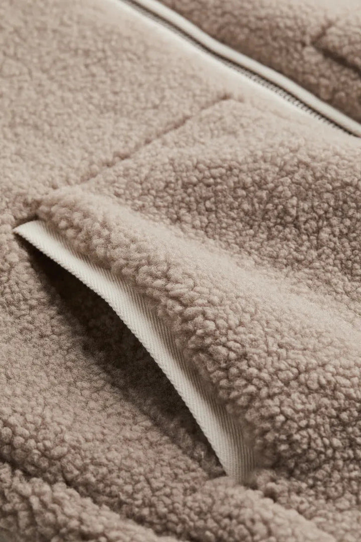 Oversized women's teddy fleece jacket, incredibly soft & warm. Ideal for cozy autumn comfort & style.