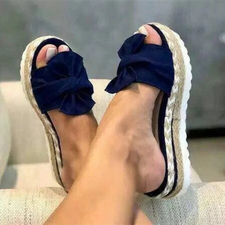 Effortless women's casual flat sandals with a pretty bow, perfect for spring comfort and easy wear.