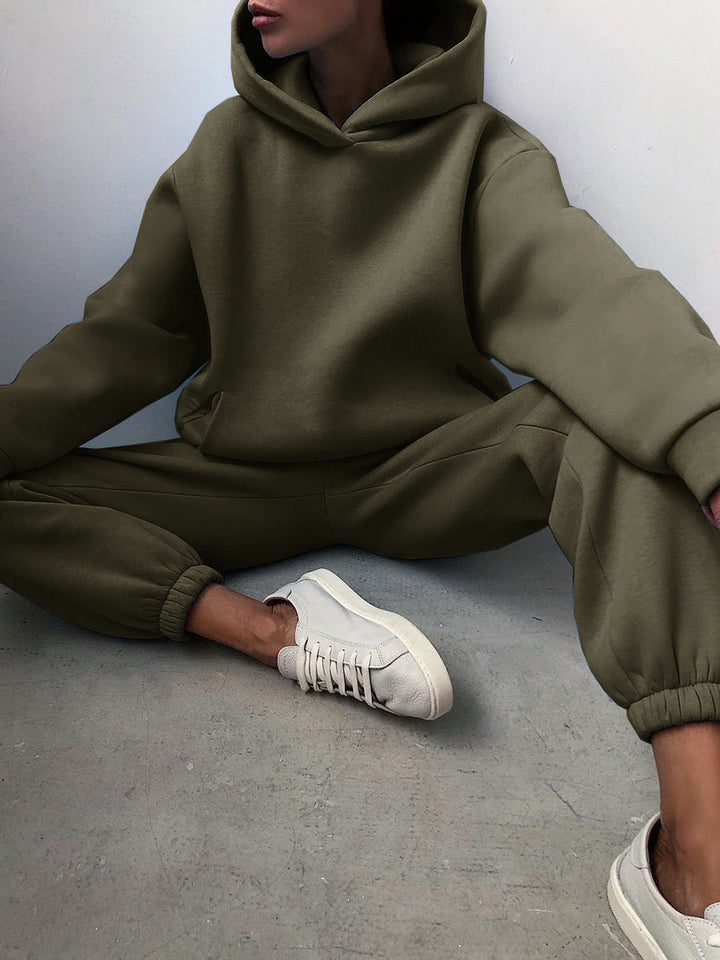 Travel-ready women's jogging set. Zip jacket & joggers two-piece for ultimate comfort & style.