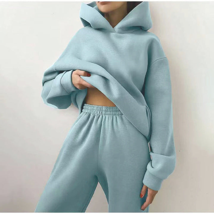Athletic women's jogging set with zip-up jacket & matching joggers. Perfect for an active lifestyle.