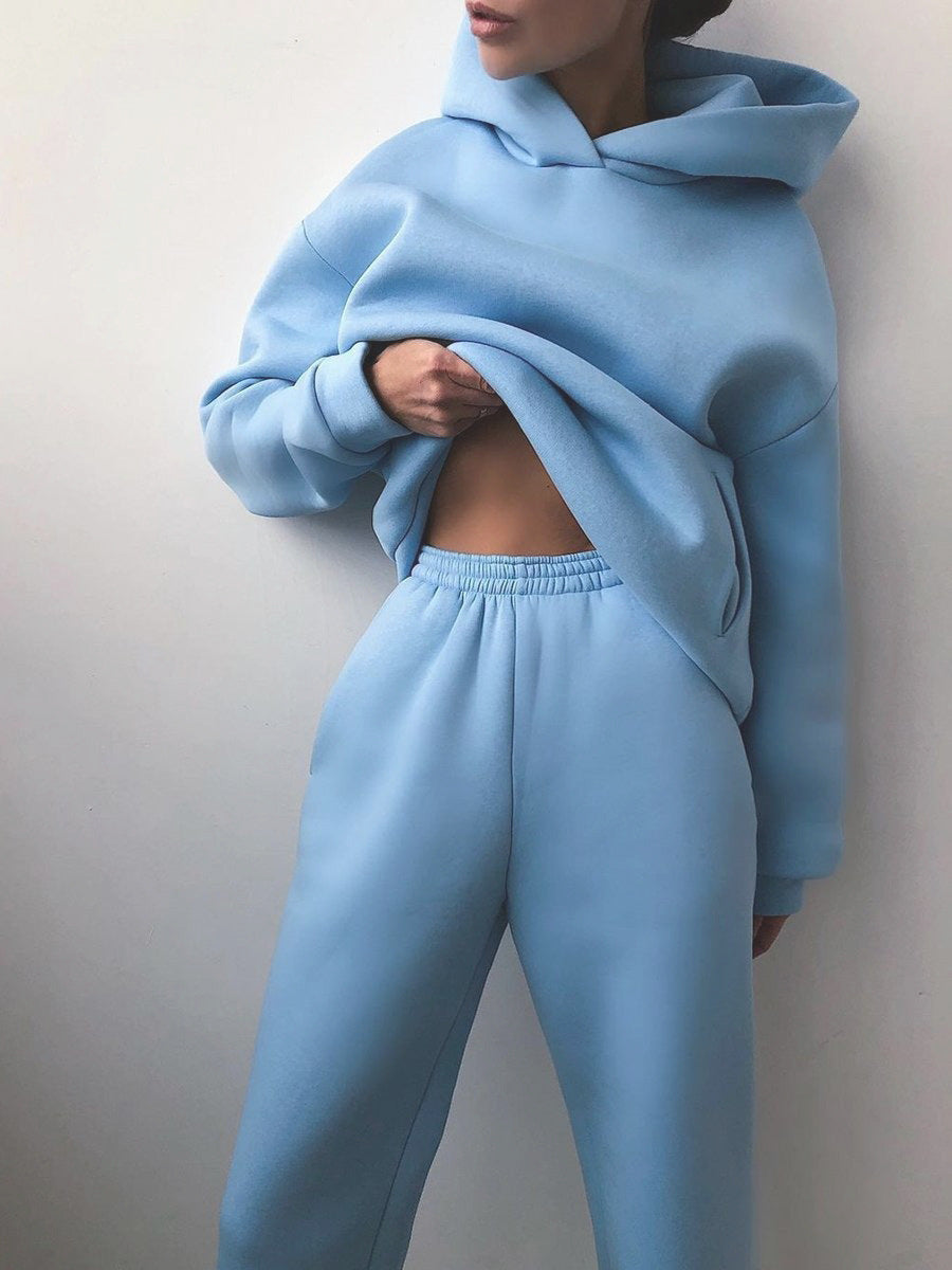 Women's full jogging suit: Zip jacket & joggers. Versatile two-piece loungewear for daily comfort.