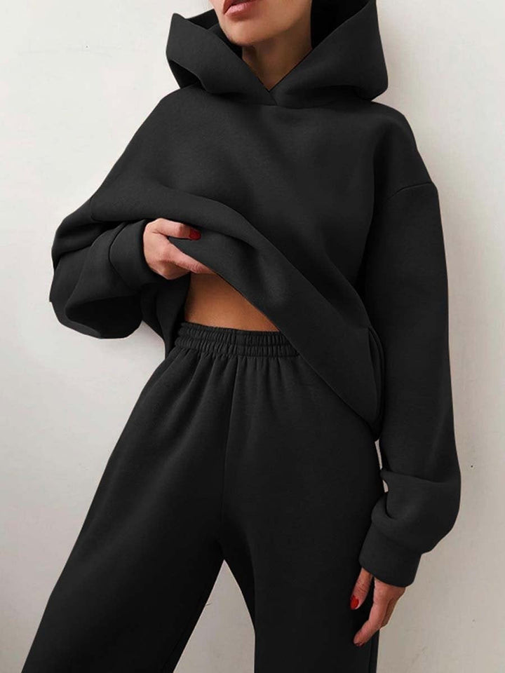 Stylish women's two-piece jogging set. Zip-up jacket & matching joggers for activewear & comfort.