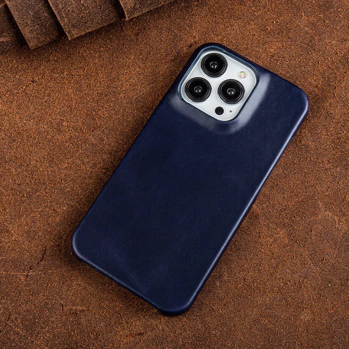 MagSafe compatible iPhone 14 protective case, thin profile, supports wireless charging.