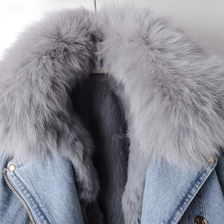 Structured women's coat with elegant faux fur trim. Tailored outerwear, perfect for a chic and versatile look.