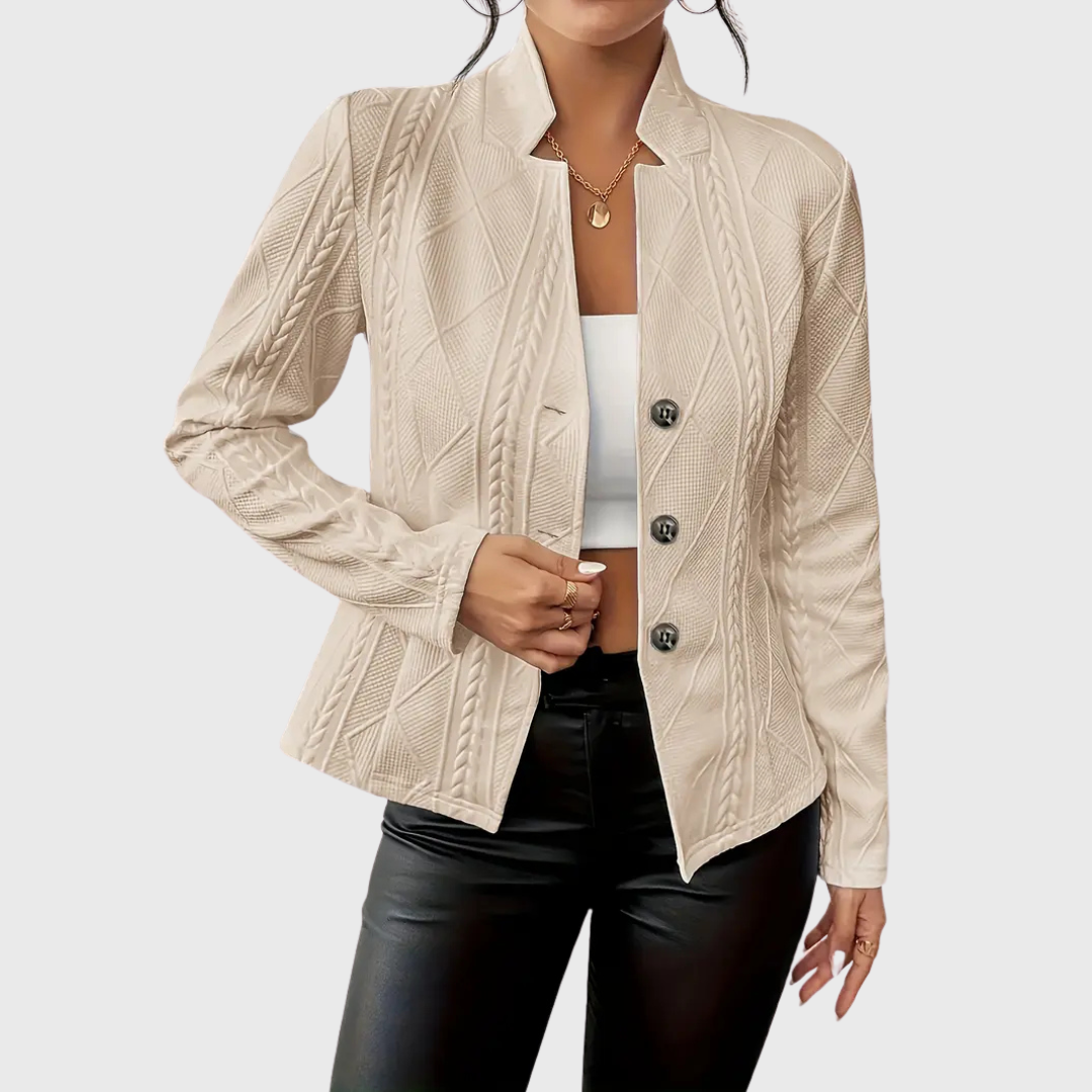 Versatile women's chic blazer, ideal for smart casual outings or a polished everyday look. Tailored fit.