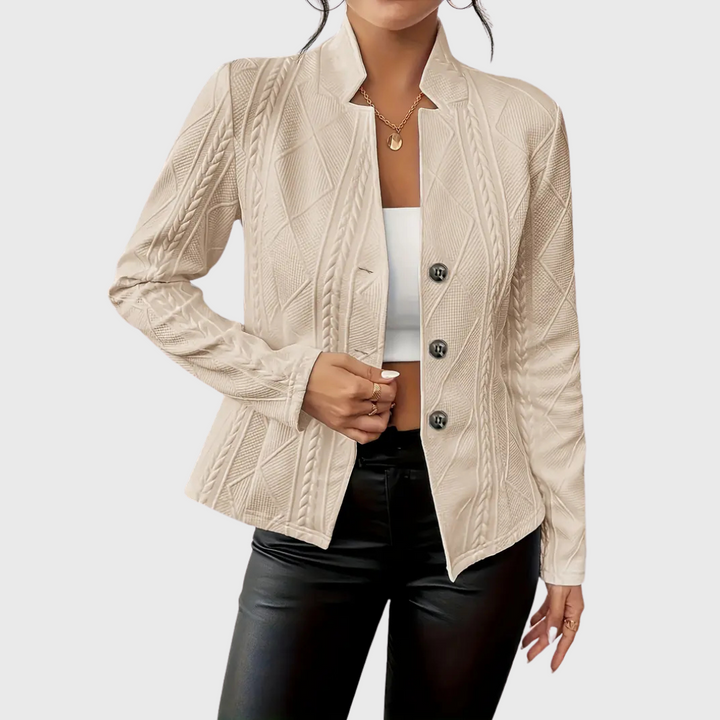 Versatile women's chic blazer, ideal for smart casual outings or a polished everyday look. Tailored fit.