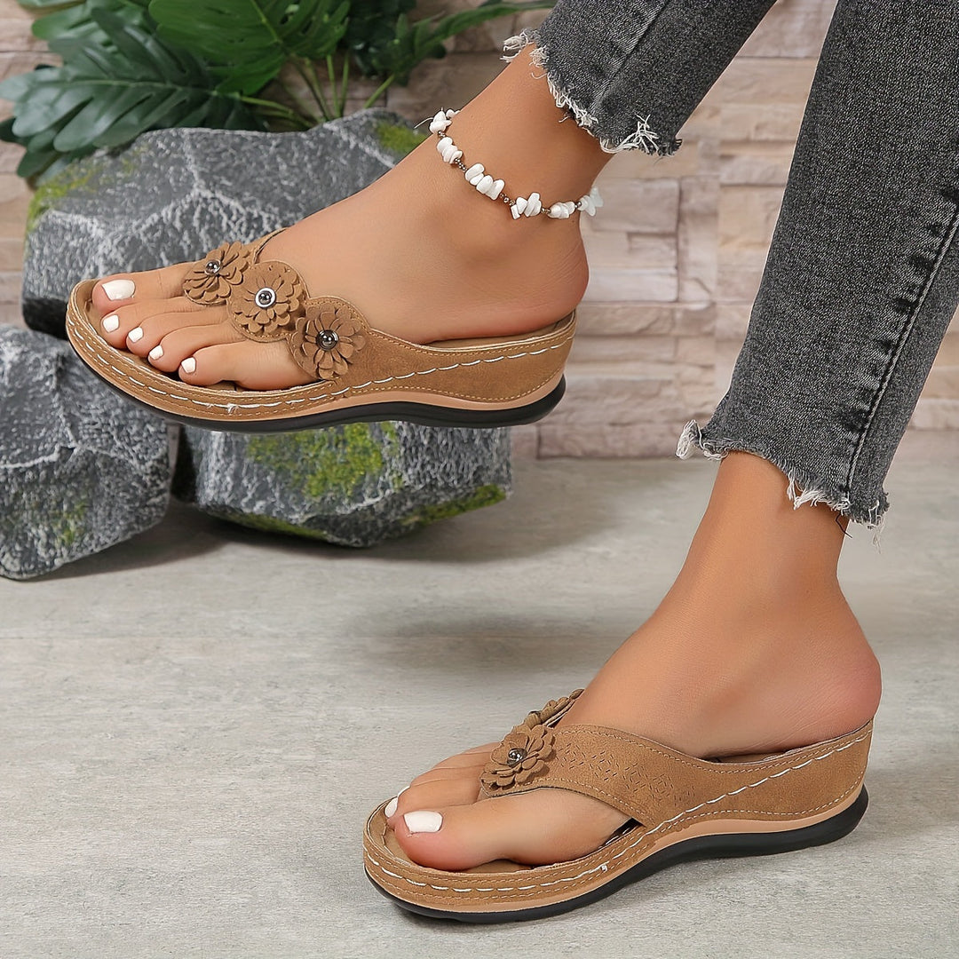 Stylish women's walking sandals, orthopedic, cushioned, great for summer.