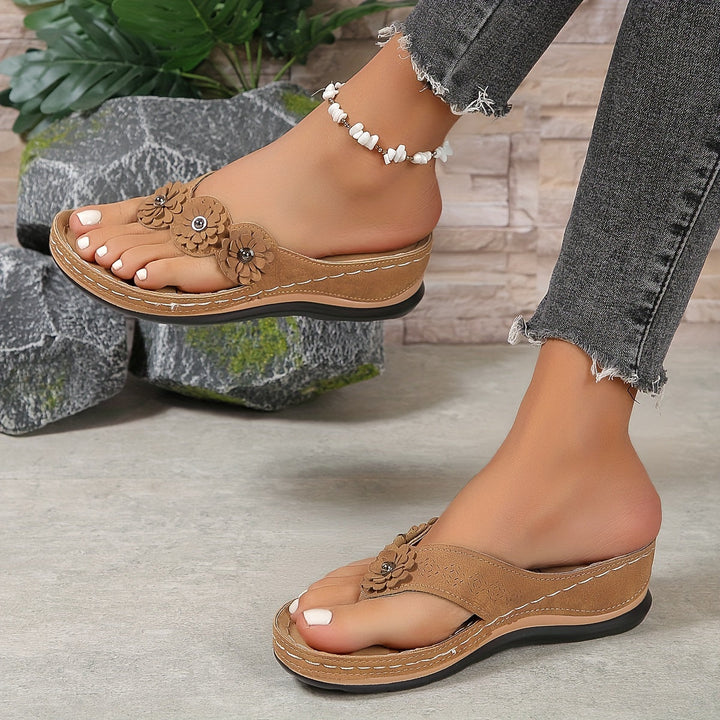Stylish women's walking sandals, orthopedic, cushioned, great for summer.