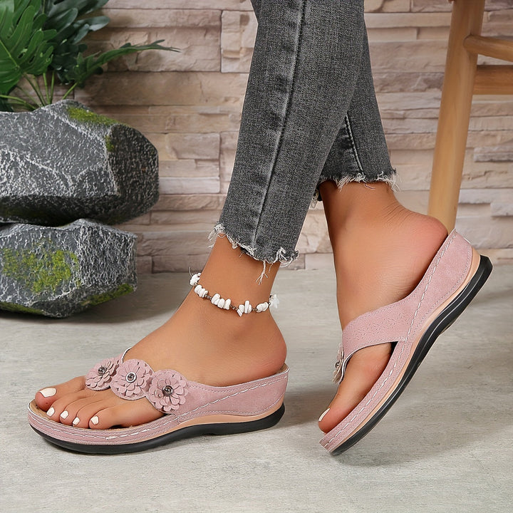 Casual women's orthopedic sandals with robust arch support & comfortable cushioning.