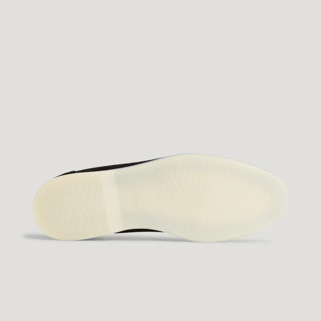 Comfortable men's slip-on loafers in a classic style, ideal everyday footwear for easy wear and timeless elegance.