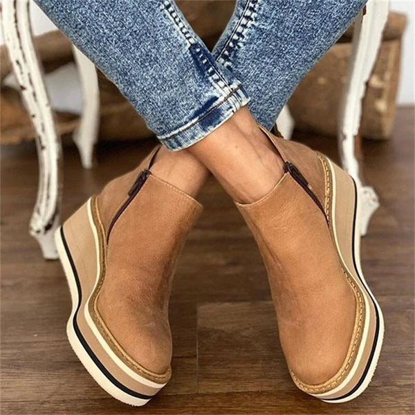 Stylish women's platform ankle boots, ideal for autumn & winter outfits, offering elegant comfort.
