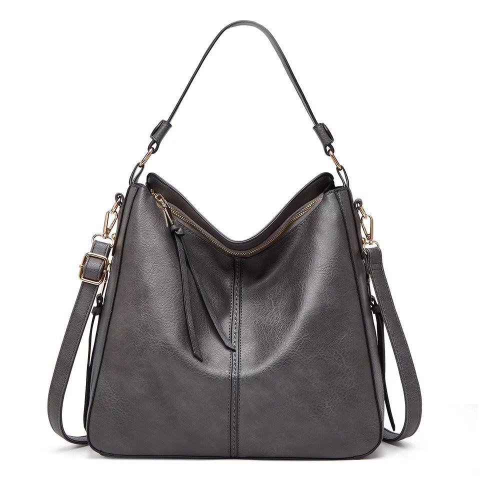 Versatile women's black leather handbag, ideal for everyday elegance.