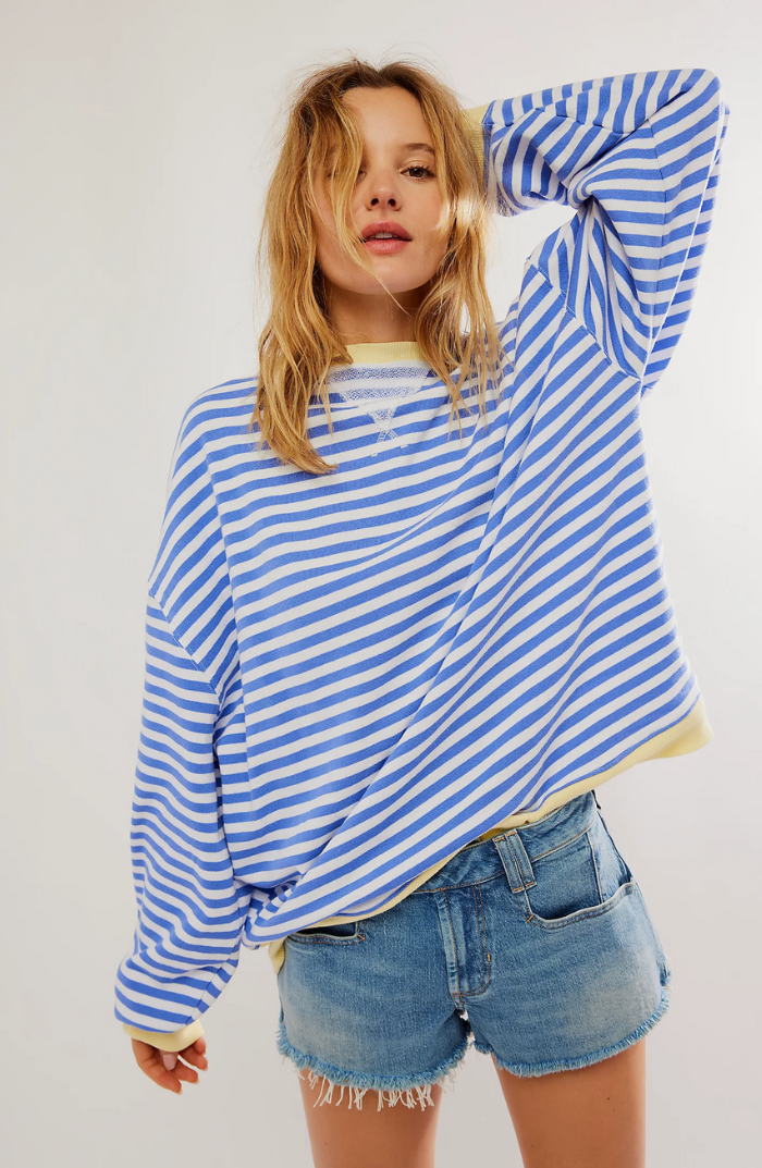 Women's cozy striped oversized sweater, perfect for relaxed everyday fashion and comfort.
