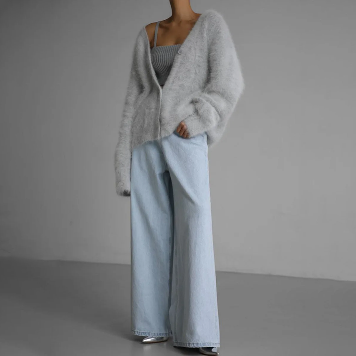 Stylish women's knitwear cardigan with a cozy feel. Elegant long sleeve design for all-day comfort.